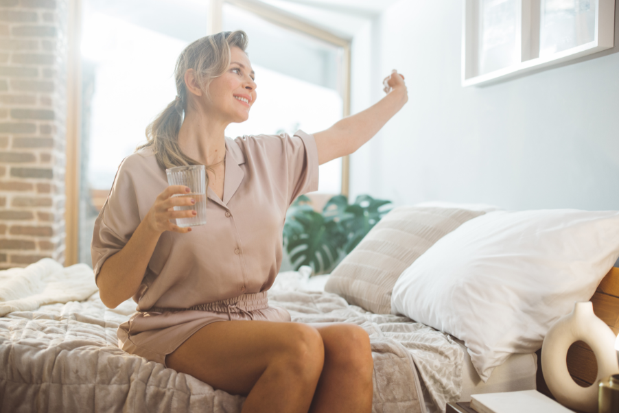 mujer levantadose feliz